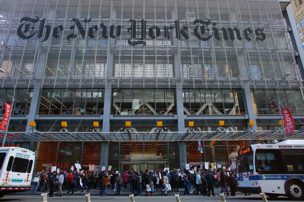 El New York Times se sumó a los diarios que editorializaron sobre los ataques de Trump a la prensa. (Foto Prensa Libre: AFP)