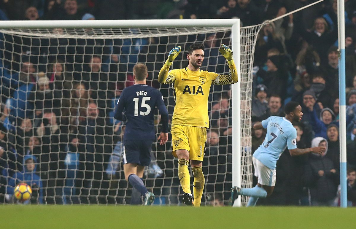 Hugo Lloris se lamenta luego de la anotación de Raheem Sterling. (Foto Prensa Libre: EFE)