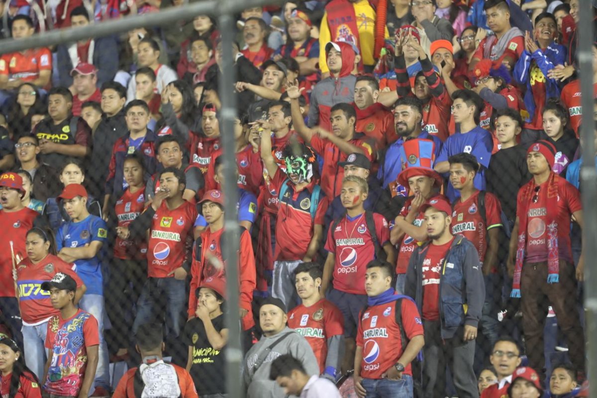 El Doroteo Guamuch se llenó de alegría con los seguidores rojos.