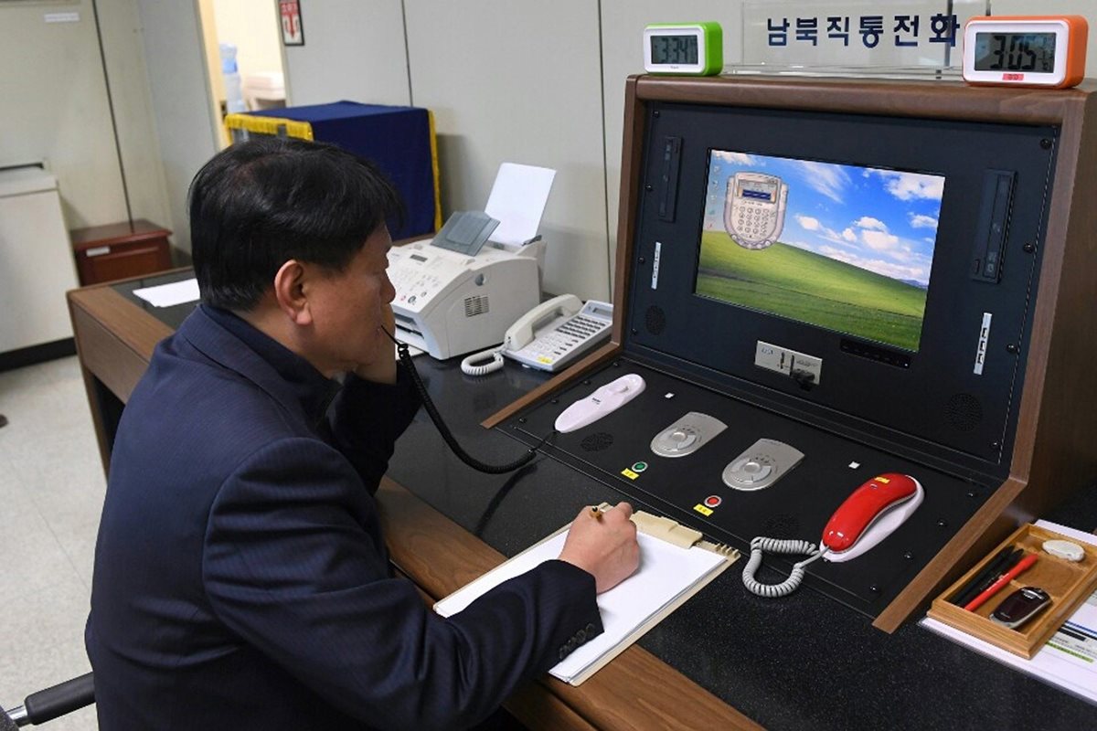 Un funcionario comprueba la línea directa intercoreana instalada en la Zona de Seguridad Conjunta (JSA) en la localidad fronteriza de Panmunjom, Corea del Sur. (Foto Prensa Libre: EFE)
