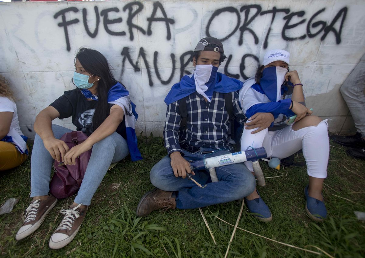 Jóvenes nicaragüenses participan la marcha para exigir libertad por los presos políticos, en Managua, Nicaragua. (EFE)