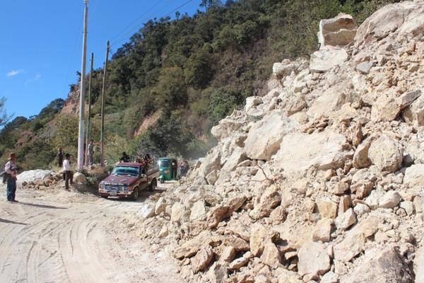 Debido a que personal no está disponible a causa del asueto, la comuna  de Concepción contratró maquinaria para despejar uno de los dos  carriles. (Foto Prensa Libre: Édgar René Sáenz).