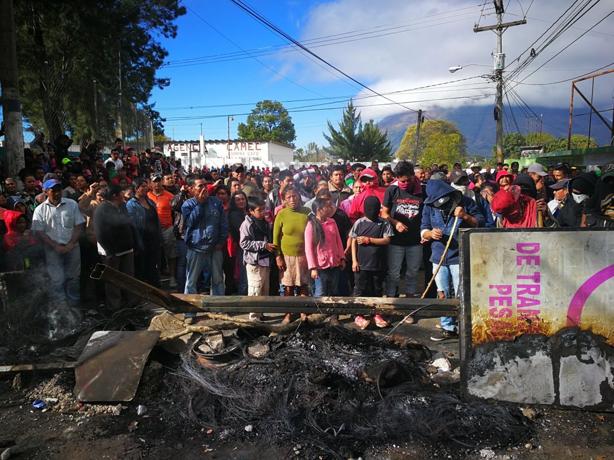 Pobladores de Santa Elena Barillas, Villa Canales, aseguran que no han recibido agua entubada durante casi tres meses. (Foto Prensa Libre: Estuardo Paredes)