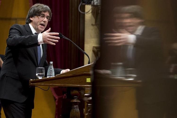 Carles Puigdemont, presidente del Gobierno Regional de Cataluña, podría llegar el jueves al Senado de España, para manifestar su oposición por las medidas que propuso Mariano Rajoy. (Foto Prensa Libre: EFE)