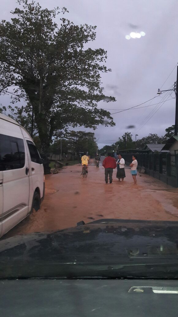 El río Tenedores en Morales, Izabal, se salió de su cauce y bloquea el paso en la ruta al Atlántico.