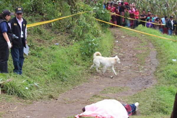 Vecinos observan el cadáver de Diego Pastor Toc, quien murió baleado, en Totonicapán. (Foto Prensa Libre: Édgar Domínguez)