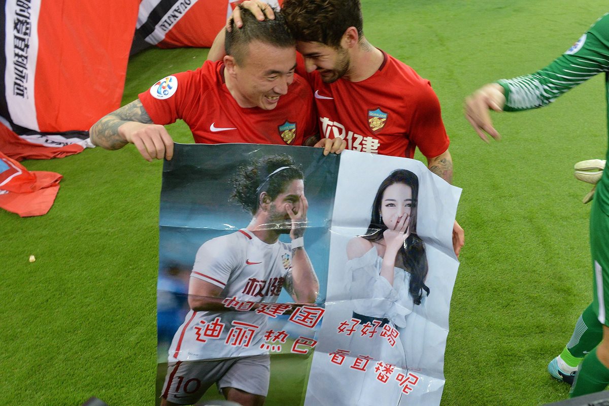 El brasileño Alexandre Pato intenta conquistar a actriz china. (Foto Prensa Libre: AFP)