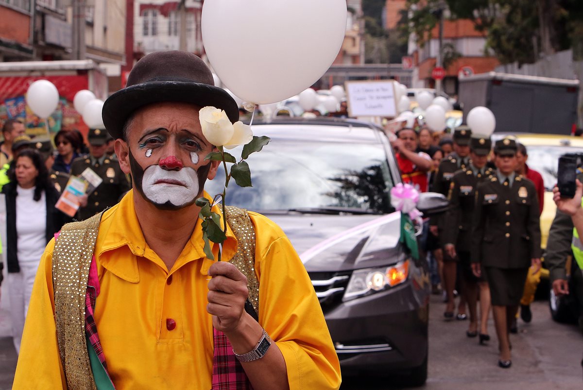 Un payaso encabeza el cortejo fúnebre de Yuliana, la niña que fue secuestrada y asesinada en Bogotá, Colombia. (Foto Prensa Libre: EFE).