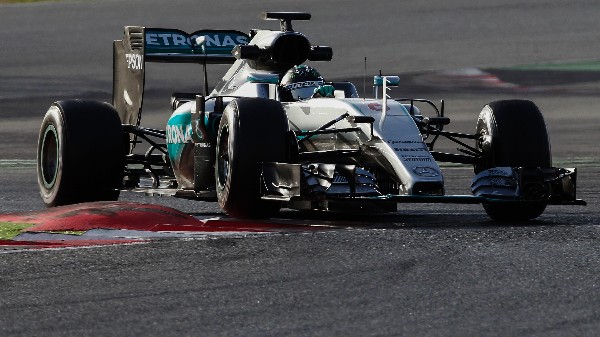 Nico Rosberg, de Mercedes, durante uno de los entrenamiento en Barcelona. (Foto Prensa Libre: AFP)