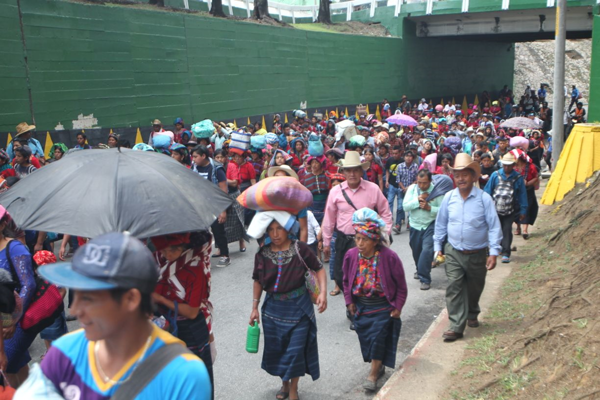 El grupo de manifestantes pasa sobre el puente que se encuentra en la 19 calle, zona 1. (Foto Prensa Libre: Érick Ávila)