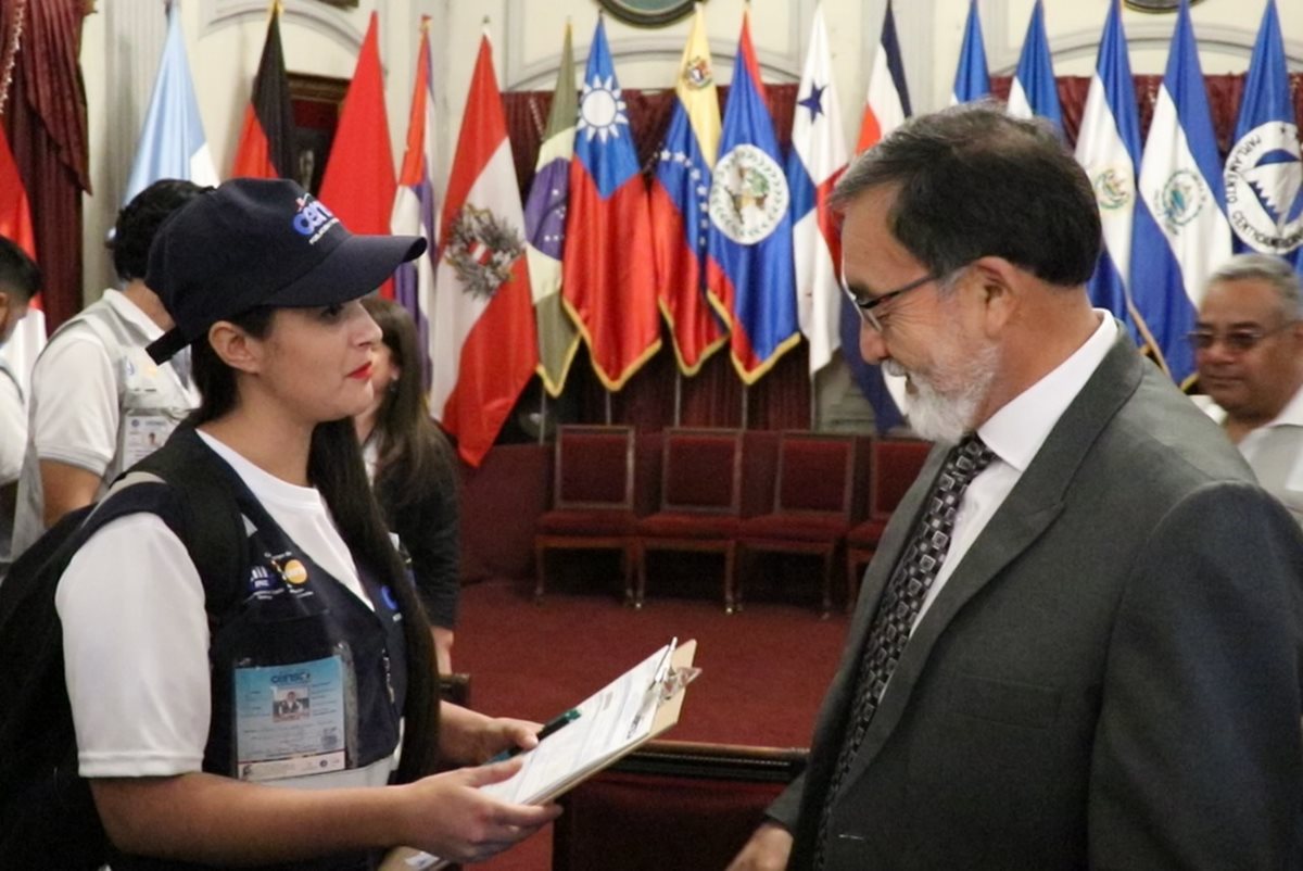 El alcalde de Quetzaltenango, Luis Grijalva, fue la primera persona censada en el departamento. (Foto Prensa Libre: María José Longo)