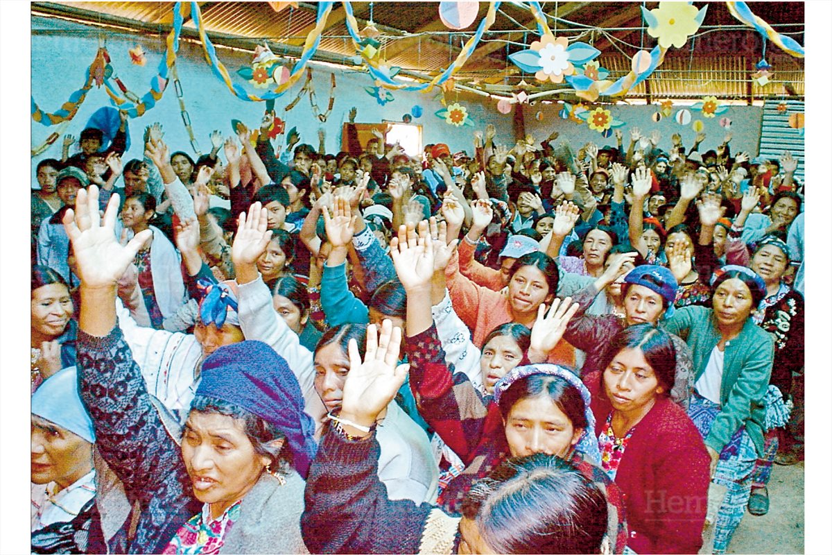 Un grupo de vecinos del canto?n San Miguelito, Santa Eulalia, Huehuetenango con alta presencia de mujeres, levanta la mano para patentizar su rechazo en la consulta indígena del 29/8/2006. (Foto: Hemeroteca PL)