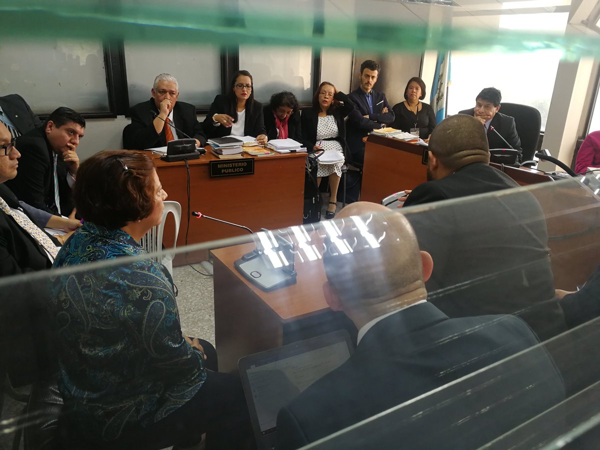 La sindicada Reyna Gómez, hermana del prófugo transportista Luis Gómez, declaró en el Juzgado Undécimo Penal. (Foto Prensa Libre: Estuardo Paredes)