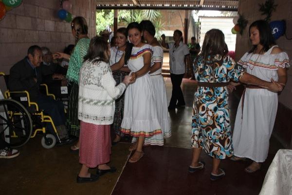 Estudiantes bailan con adultos mayores en el asilo San Juan Bautista de Jutiapa. (Foto Prensa Libre: Óscar González)