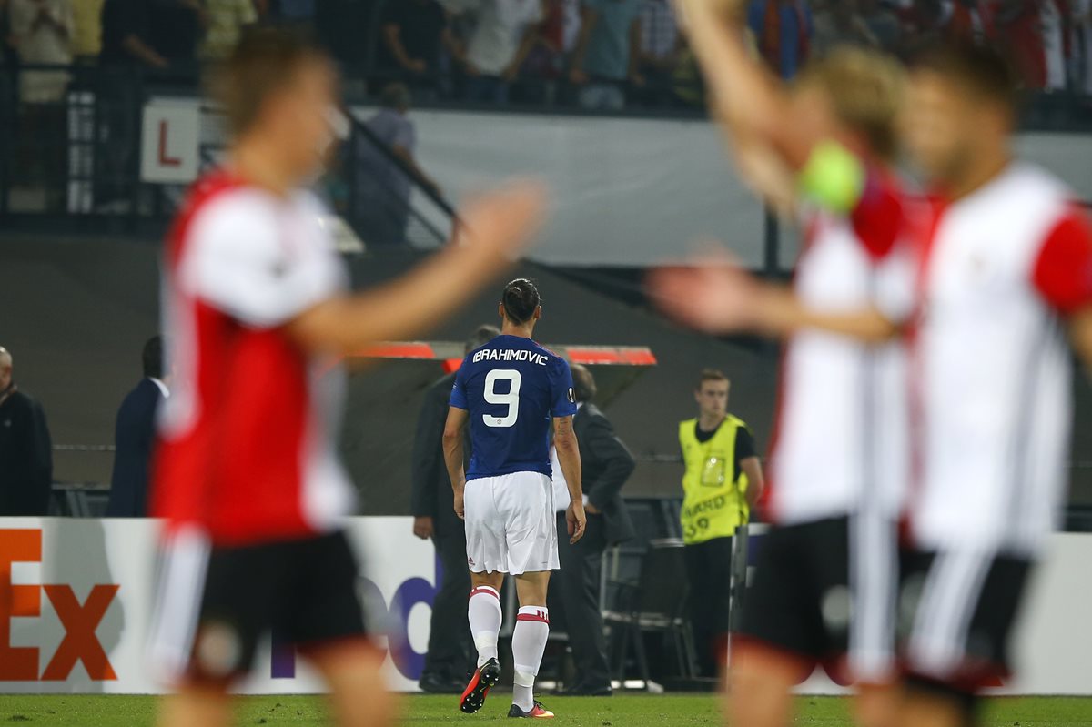 Inrahimovic deja la cancha cabizbajo luego de la derrota de los "red devils". (Foto Prensa Libre: AP)