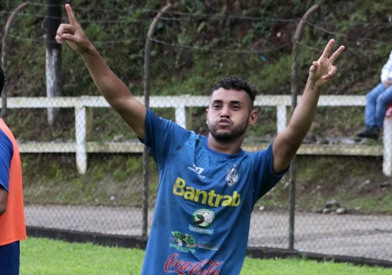 El delantero guatemalteco Edi Danilo Guerra, de Cobán Imperial, sigue de cerca al máximo romperredes del Apertura 2017, el brasileño Janderson Pereira, de Petapa. (Foto Prensa Libre: Eduardo Sam)