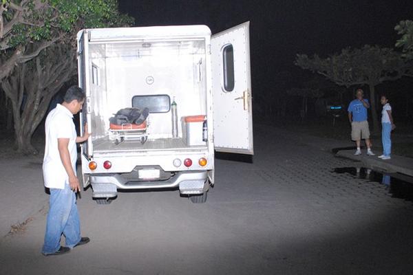 Uno de los hombres falleció en la ambulancia, durante el traslado hacia el hospital de Mazatenango, Suchitepéquez. (Foto Prensa Libre: Felipe Guzmán)<br _mce_bogus="1"/>