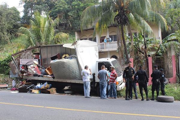 El camión que fue chocado por el conductor de un tráiler preparaba una mudanza en la ruta al Atlántico. (Foto Prensa Libre: Julio Vargas)<br _mce_bogus="1"/>