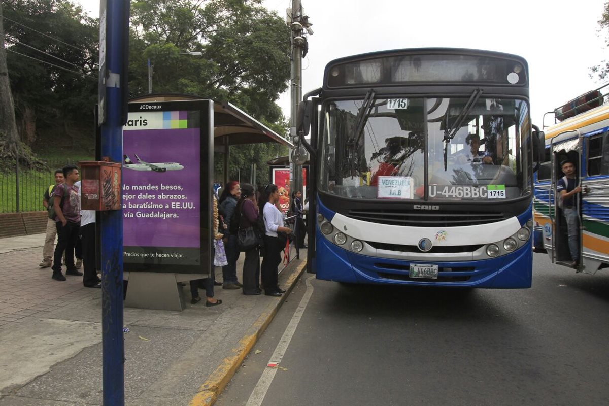 Abordaje del Transurbano hacia barrios y colonias del sur capitalino. (Foto Prensa Libre: Paulo Raquec)