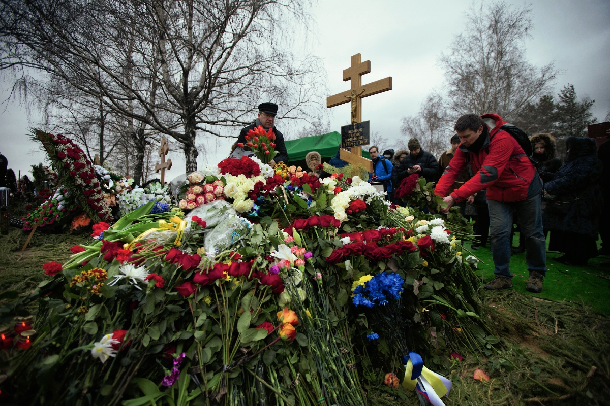 Simpatizantes depositan  flores sobre la tumba de Boris Nemtsov después de la ceremonia fúnebre. (Foto Prensa Libre: AP)