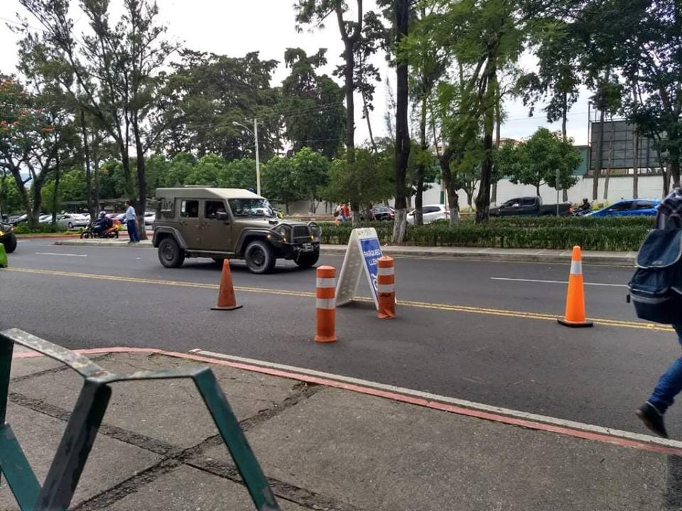 Este es el vehículo que fue captado el viernes último en la Usac. (Foto tomada de Twitter)