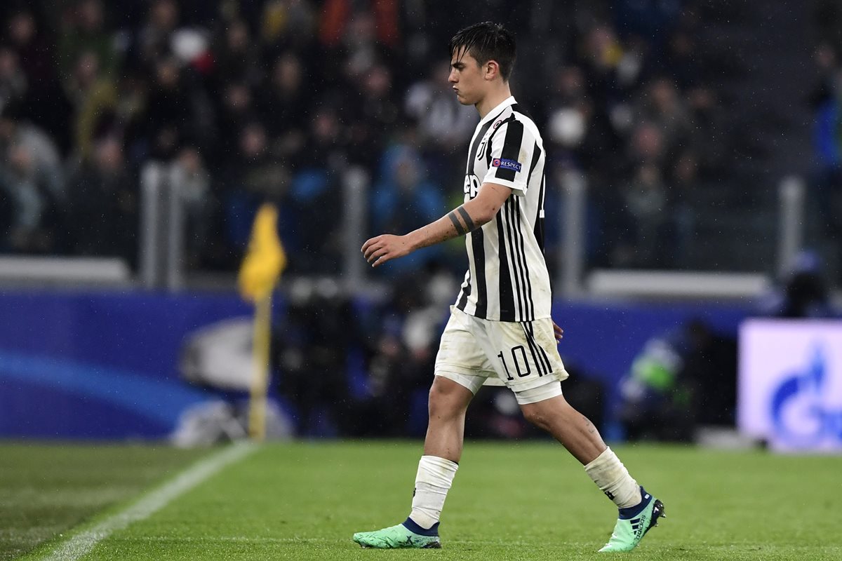 Paulo Dybala fue expulsado por doble tarjeta amarilla. (Foto Prensa Libre: AFP)