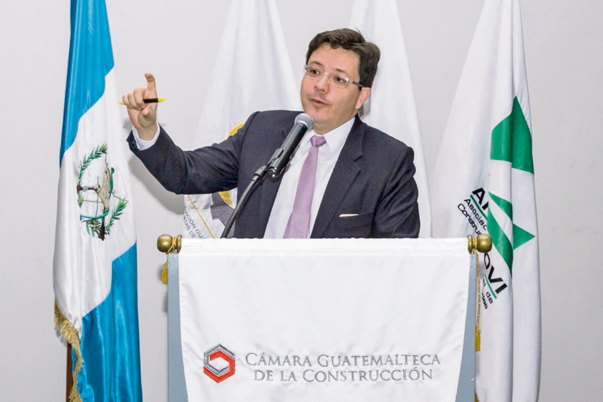 Julio Héctor Estrada, ministro de Finanzas, no descartó proponer algunos tributos temporales. (Foto Prensa Libre: Minfin)