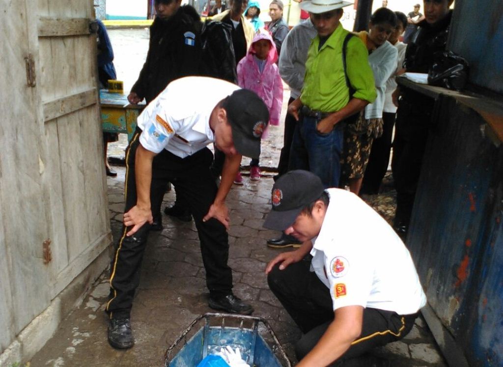 Socorristas observan el cadáver de Tomás Lancerio, quien murió ahogado en el río Chixoy, en Sacapulas. (Foto Prensa Libre: Óscar Figueroa)