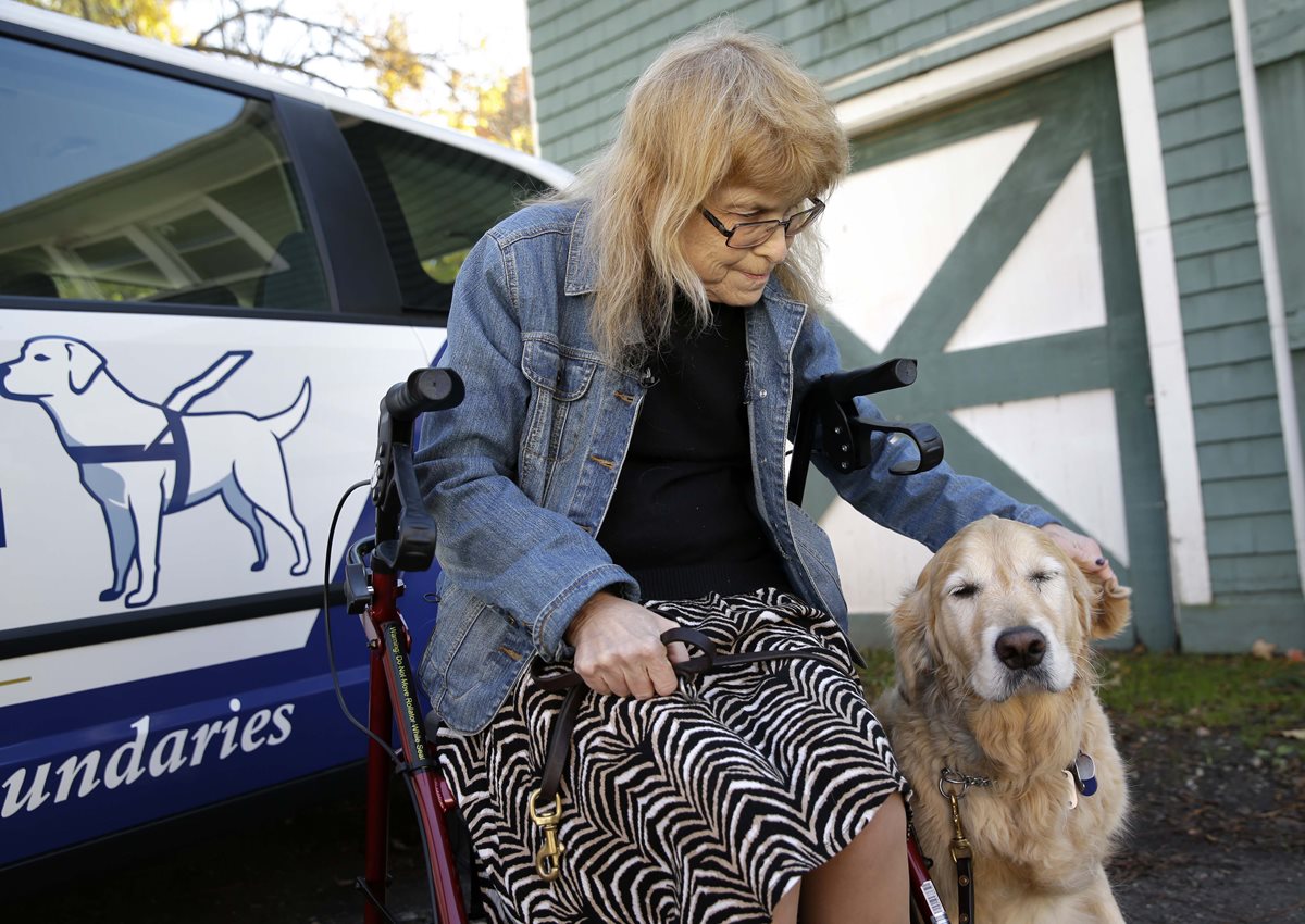 Audrey Stone acaricia a su perro, Figo. (Foto Prensa Libre: AP).