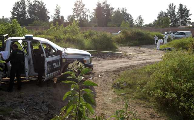 Los cadáveres de seis personas fueron encontrados este sábado en un lote baldío de la localidad de Tonalá, Jalisco. (Foto Prensa Libre: AFP)