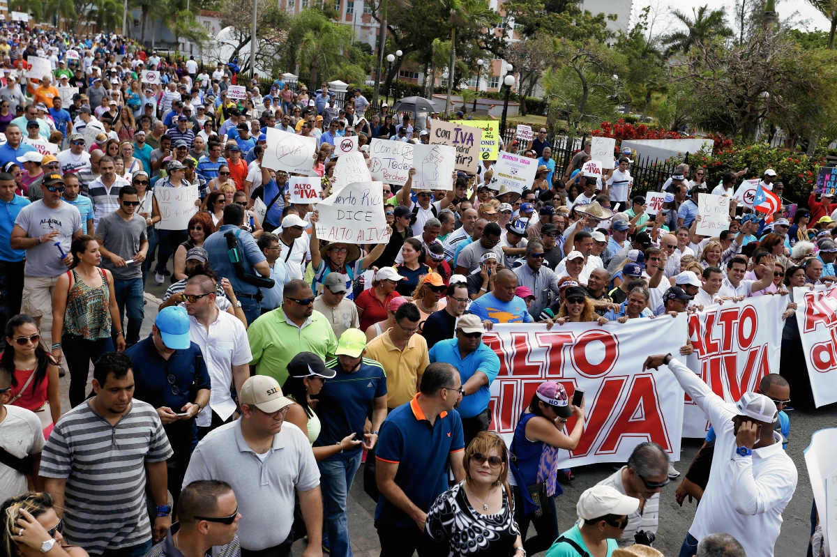 Miles de personas participan hoy en San Juan, Puerto Rico, en una manifestación contra el Impuesto sobre el Valor Añadido (IVA) impuestos. (Foto Prensa Libre: EFE)