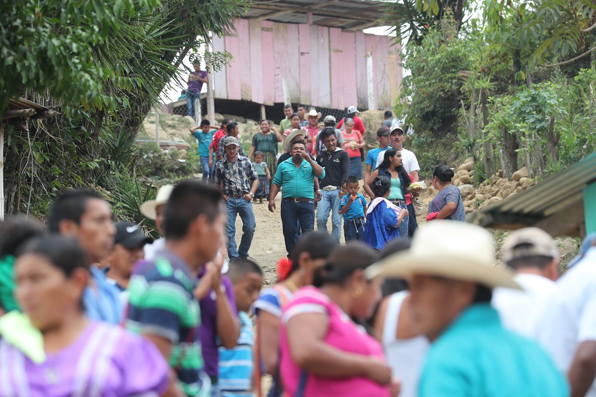 Personas de comunidades lejanas caminaron para poder votar.