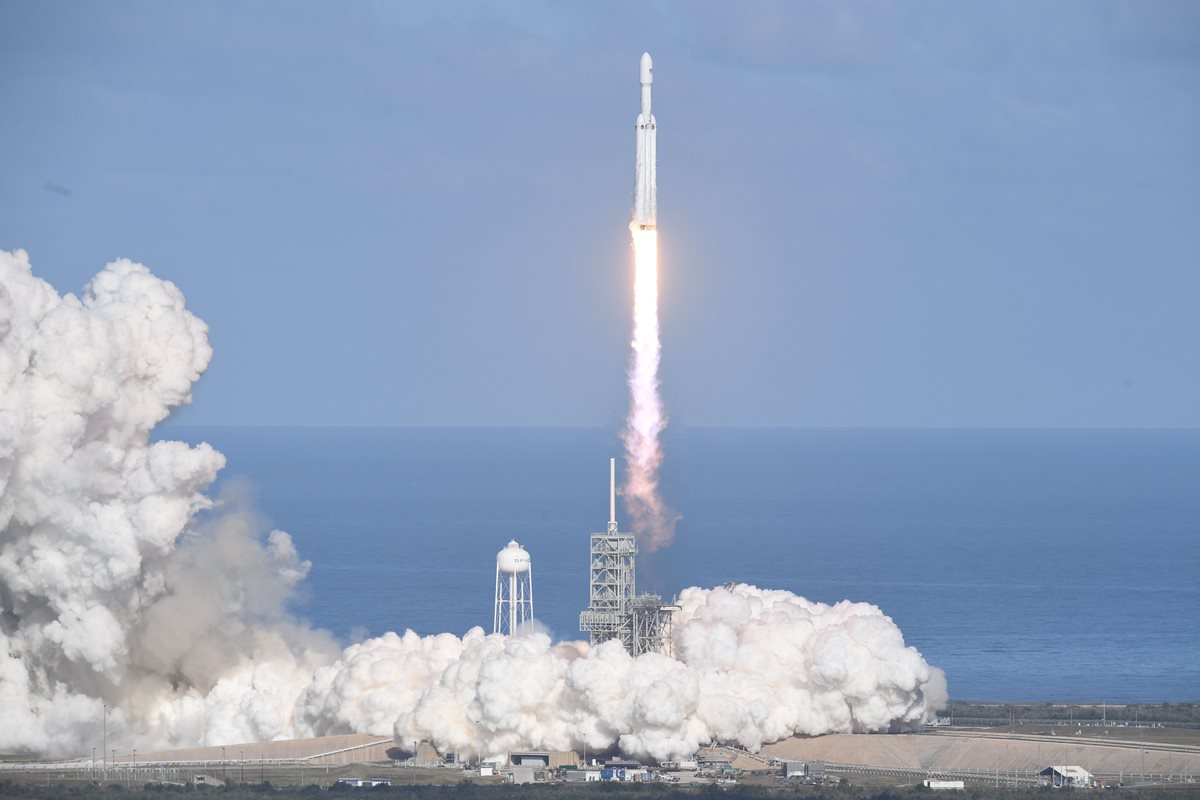 El Falcon Heavy despega de Florida. (Foto Prensa Libre: AFP)