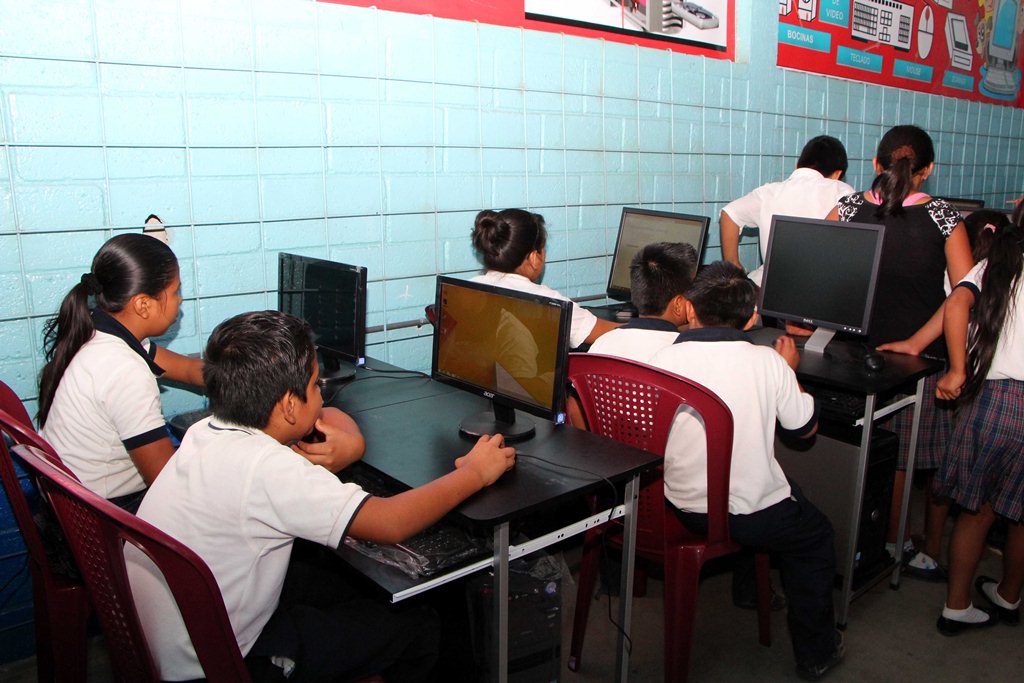 Estudiantes utilizan equipo de cómputo donado a escuela de San Sebastián, Retalhuleu. (Foto Prensa Libre: Rolando Miranda)