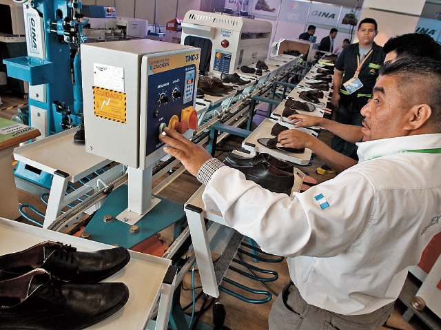 En Expo Calzado 2017 se instaló una planta de producción de la empresa Comercial Gina, que opera en el lugar estos días para que los interesados puedan conocer el proceso de modelaje, corte y producción.