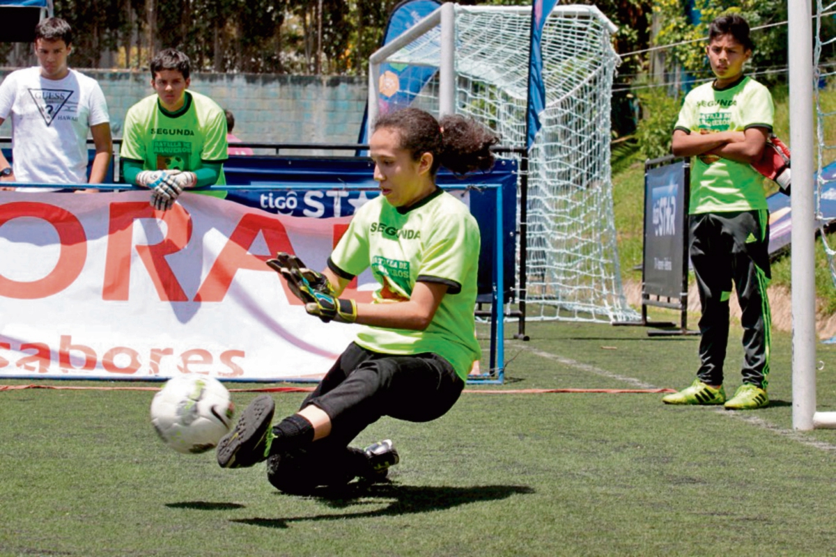 Andrea Ampie fue la única mujer que participó en la actividad de guardametas. (Foto Prensa Libre: Norvin Mendoza)