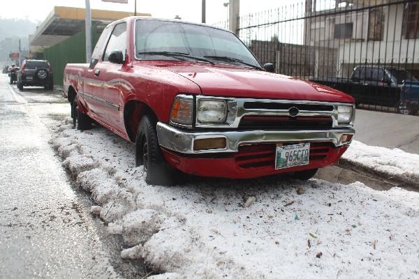 La gran cantidad de granizo bloqueó   en forma temporal varias calles en Totonicapán.