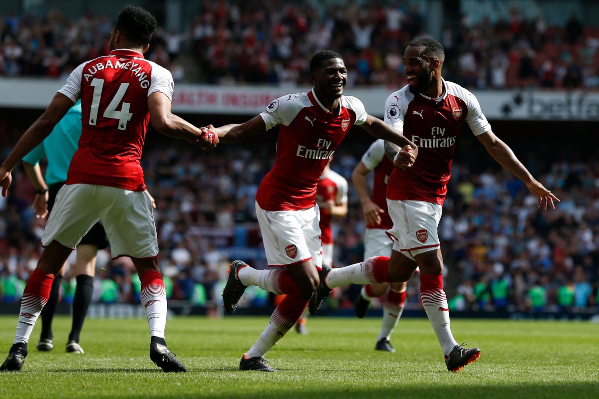 Alexandre Lacazette celebra con sus compañeros su anotación en el partido de este domingo. (Foto Prensa Libre: AFP)