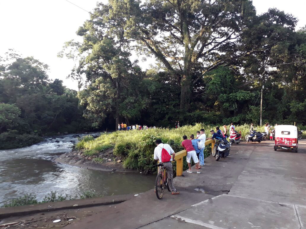 El niño Tiago Benjamín Hernandez de 18 meses fue localizado ahogado en el río Tzununa de la zona 4 de Retalhuleu. Foto Prensa Libre: Rolando Miranda.