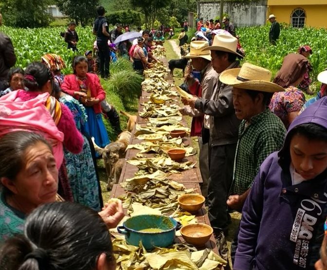 Una mesa improvisada se ha puesto cerca del velatorio para atender a los visitantes.