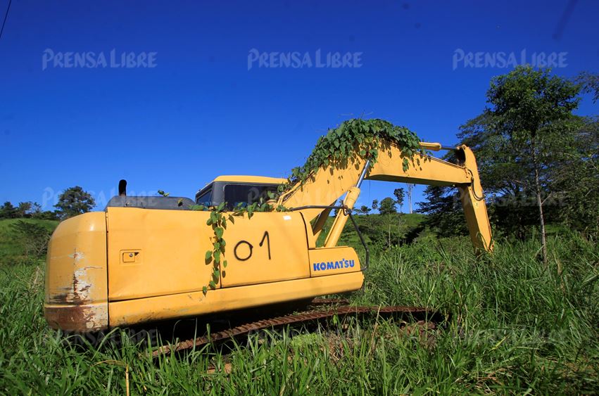 Maquinaria pesada confiscada en la finca El Triunfo, Morales, Izabal. (Foto Prensa Libre: Hemeroteca PL).