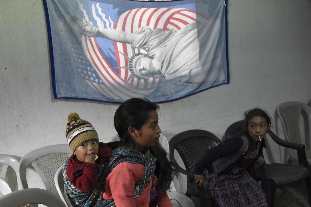 Una imagen con la bandera de Estados Unidos pude observarse en un el lugar del velatorio de Claudia Gómez.