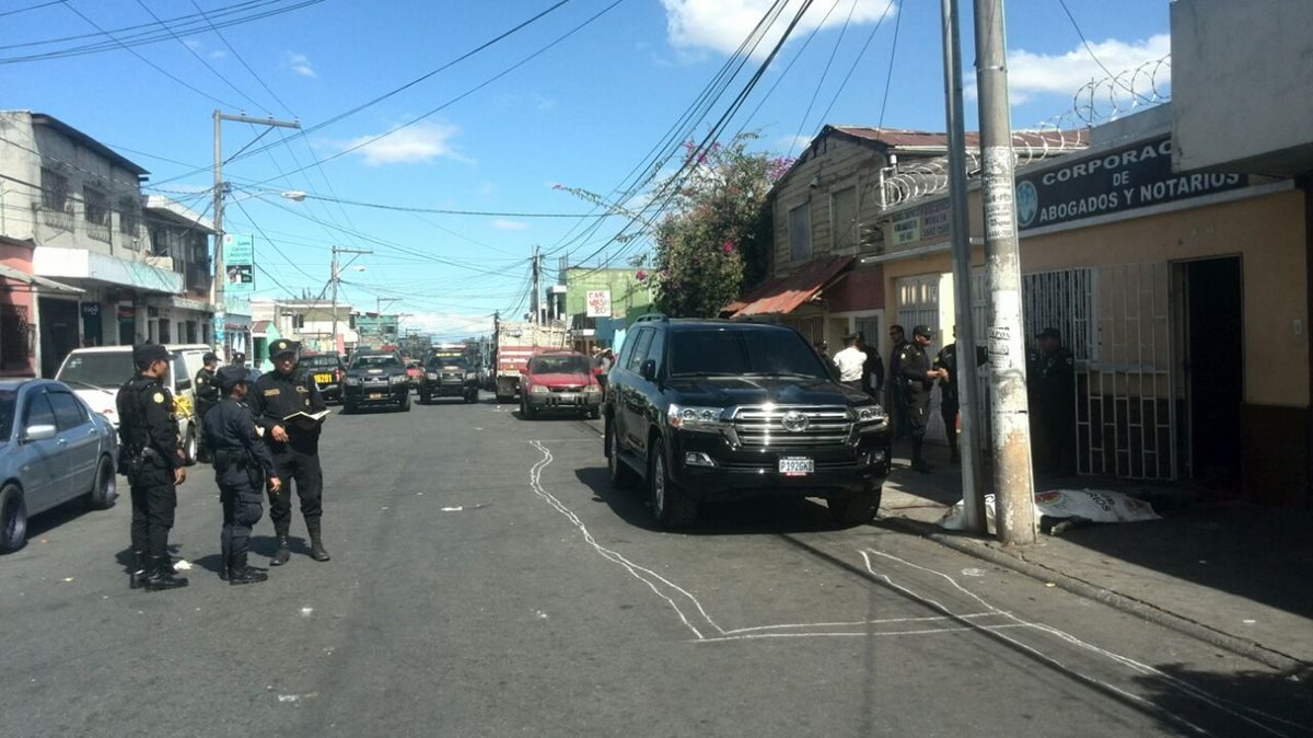 Abogado y personal de seguridad quedan heridos en ataque armado. Matan a supuesto sicario. (Foto Prensa Libre: Estuardo Paredes)