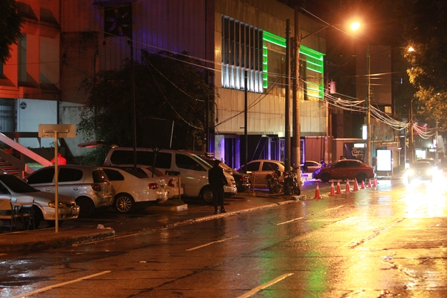 En la calle Montúfar y 4a. avenida A funcionan varios bares y prostíbulos. Además, en la 4a. avenida funciona una discoteca en el tercer piso de un edificio. (Foto Prensa Libre)