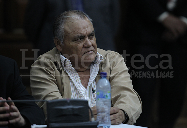 Pedro García Arredondo, ex jefe del Comando Seis de la desaparecida Policía Nacional, escucha la sentencia de 90 años de prisión en su contra por la quema de la embajada española el 19/1/2015. (Foto: Hemeroteca PL)