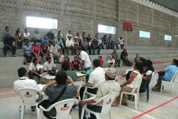 Autoridades gubernamentales y vecinos se reúnen para buscar solución a conflicto.