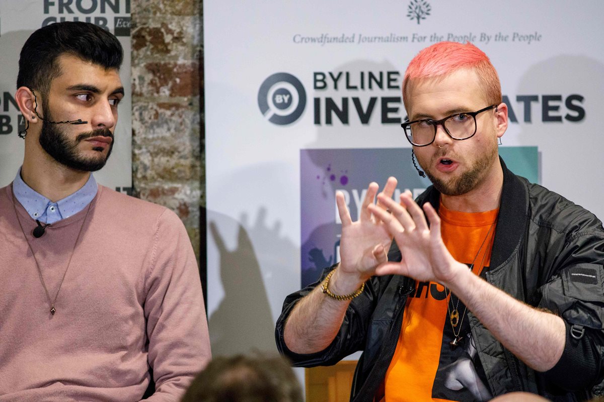 El informante de Cambridge Analytica, Christopher Wylie habla sobre la forma de obtener los datos privados de Facebook. (Foto Prensa Libre:AFP).