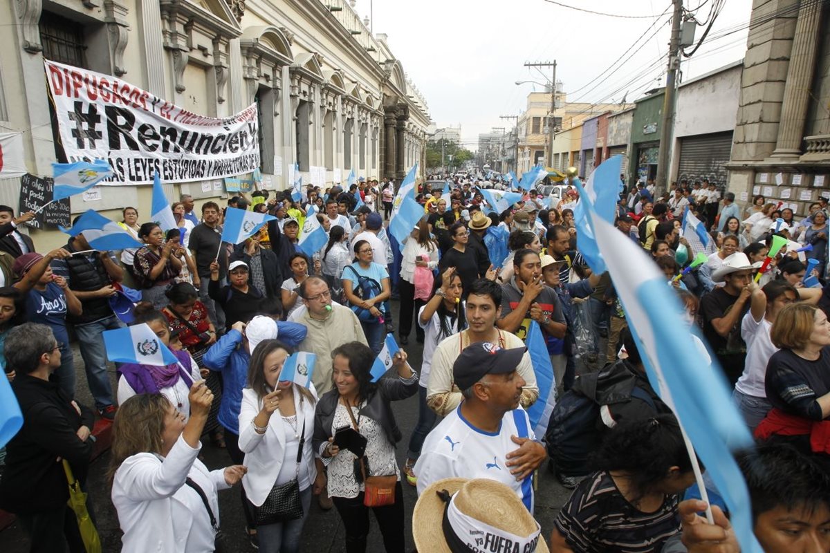 Manifestantes tienen rodeado el Congreso