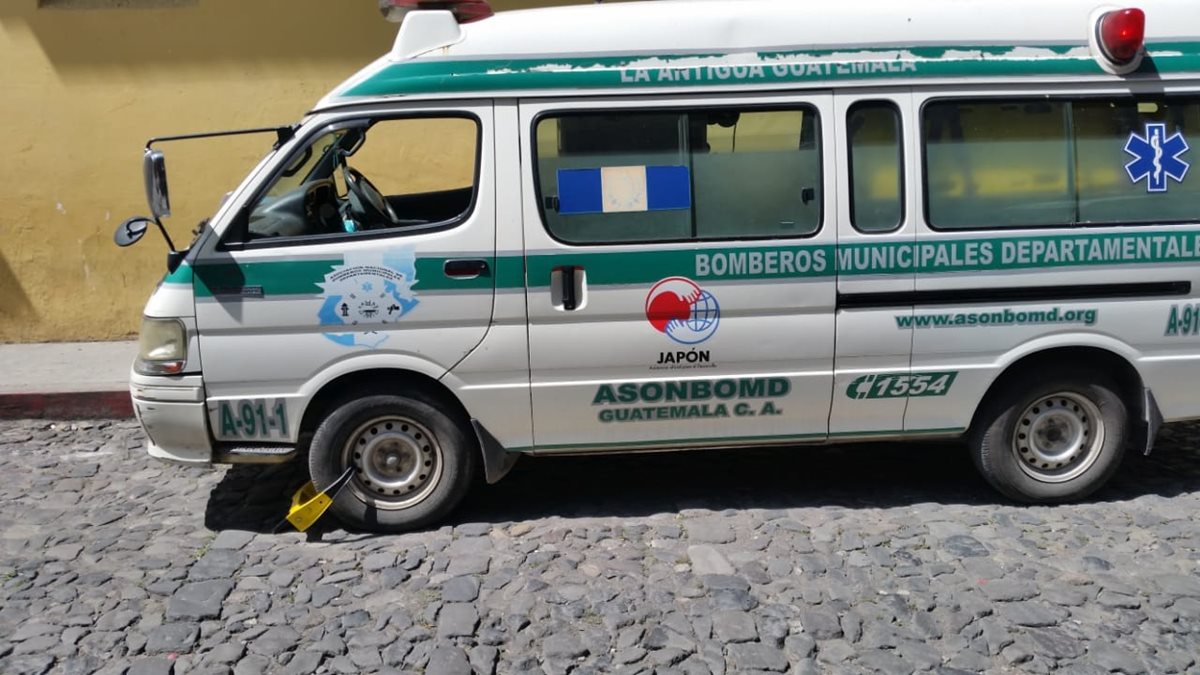 Autoridades de la PMT de Antigua Guatemala aseguran que la unidad de los Bomberos Municipales Departamentales estaba mal estacionada. (Foto Prensa Libre: Cortesía)