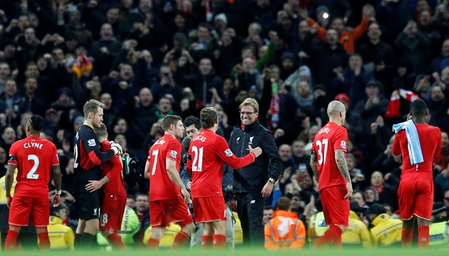 Kloop celebra la victoria junto a sus jugadores, tras golear al M. City. (Foto Prensa Libre: AP)